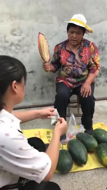 路边吃瓜大妈是谁