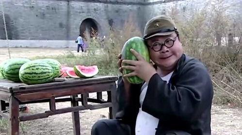 张嘎吃瓜不给钱,免费吃瓜却引发争议