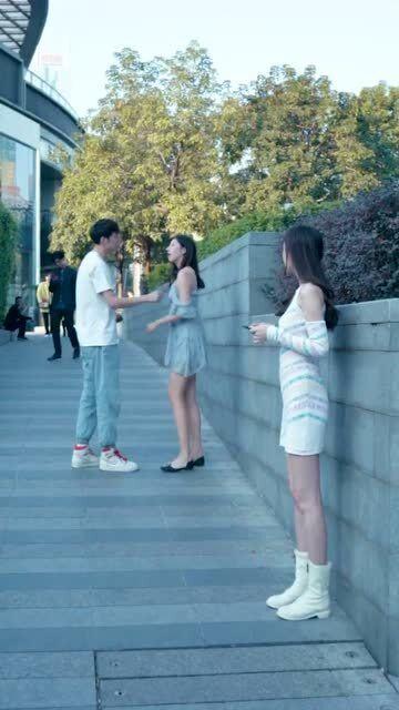 路人吃瓜看情侣吵架