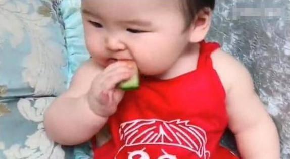 吃瓜儿子无视爸爸